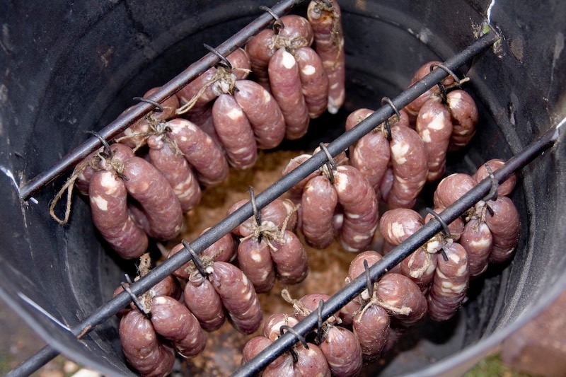 На пруты вешаются продукты