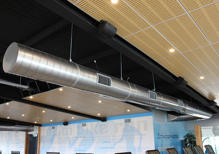 Круглый воздуховод декоративного типа на подвесных держателях