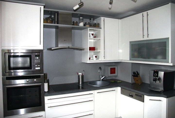 Интерьер маленькой кухни со встроенной СВЧ-печью