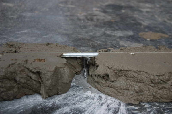 Установка маяка на опорный саморез на песчано-цементный раствор