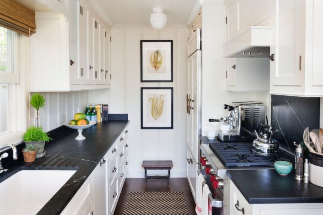 Стильным и современным дизайнерским решением станет цветовое сочетание белой кухни с черной столешницей