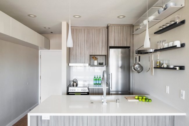 Открытые полочки на небольшой кухне станут отличным дизайнерским решением, ведь такой дизайн поможет визуально расширить пространство