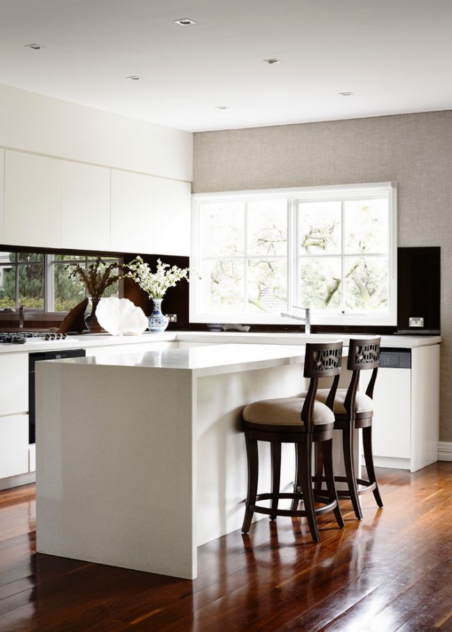 Барная стойка на кухне может стать интересным, функциональным элементом современного домашнего интерьера, который поможет сохранить драгоценный метры на маленькой кухне