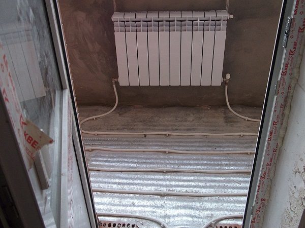 фото: водяной теплый пол на балконе от центрального отопления