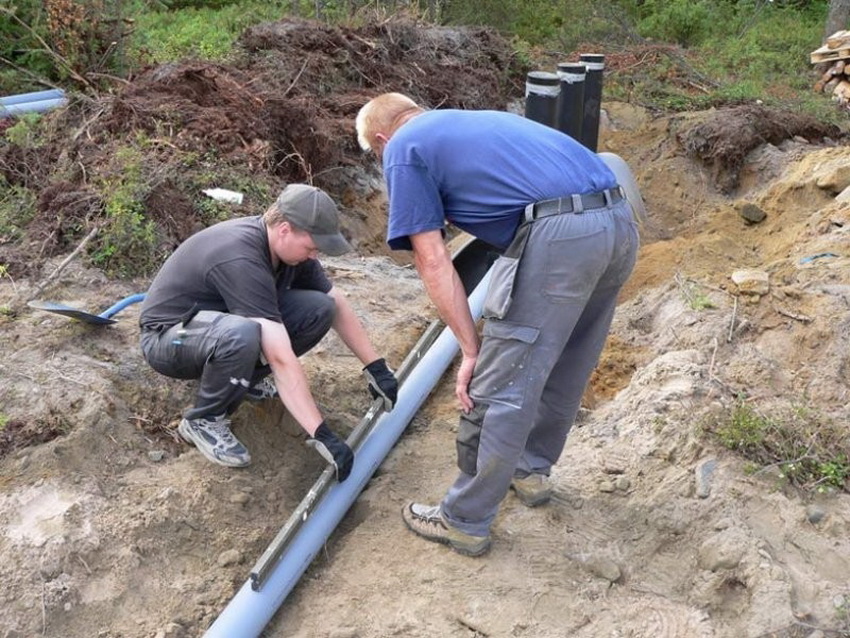 Измерение наклона труб при прокладке канализации выполняется с помощью строительного уровня