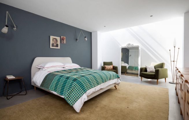 Спальня со стенами разных серых оттенков
