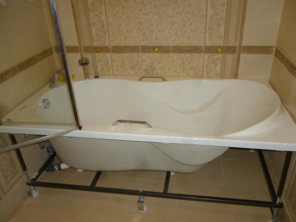 При установке акриловой ванны необходимо заземлить металлический каркас