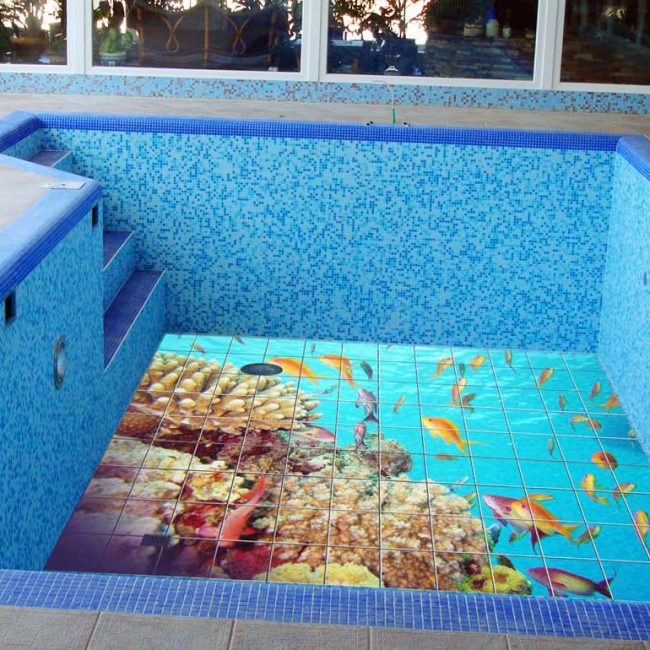 Пустой бассейн, облицованный керамической плиткой
