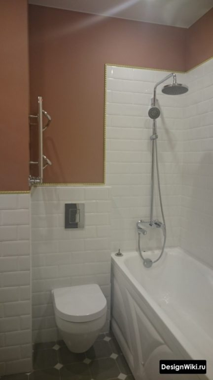 Бело-красная маленькая ванная комната