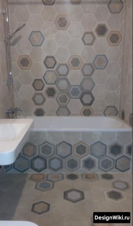 Шестиугольная плитка в маленькой ванной комнате