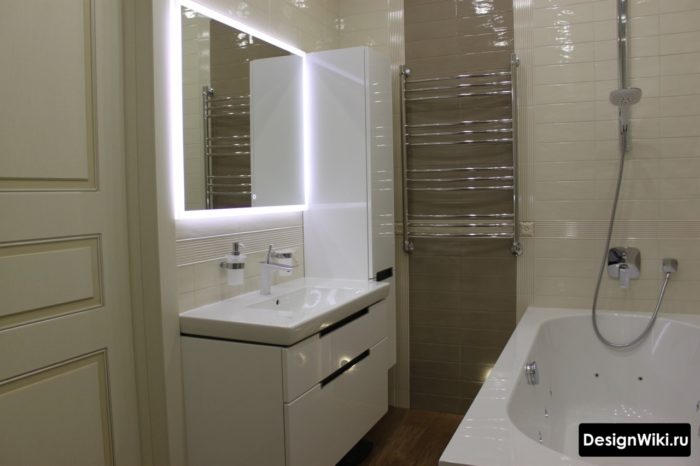 Зеркало с подсветкой в дизайне маленькой ванной