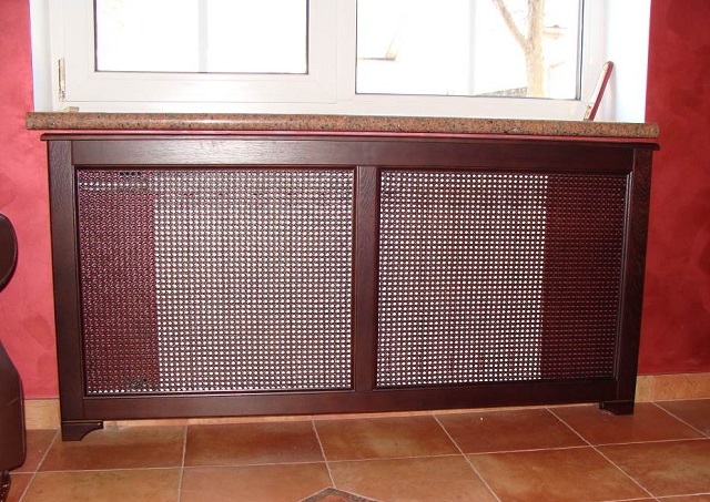 Комбинированные экраны-решетки, изготовленные из древесины и ротанга.
