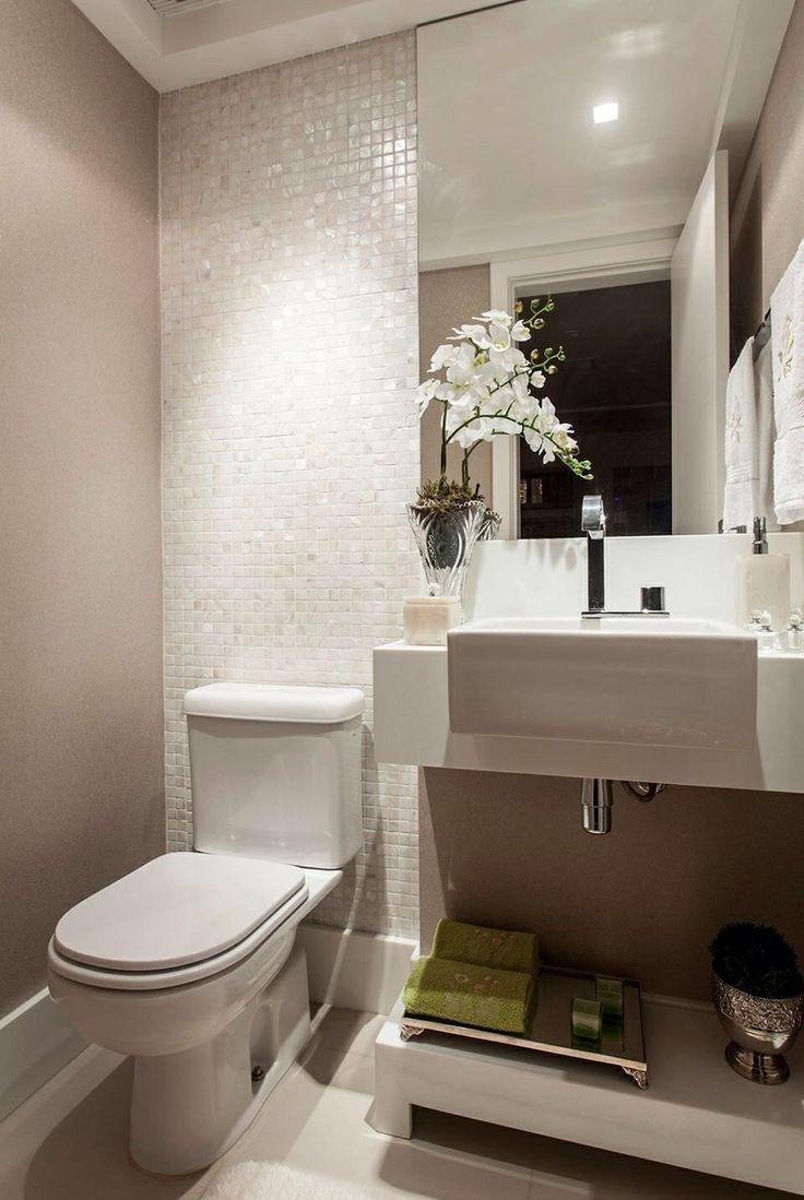 Маленькая ванная комната с перламутровой мозаикой