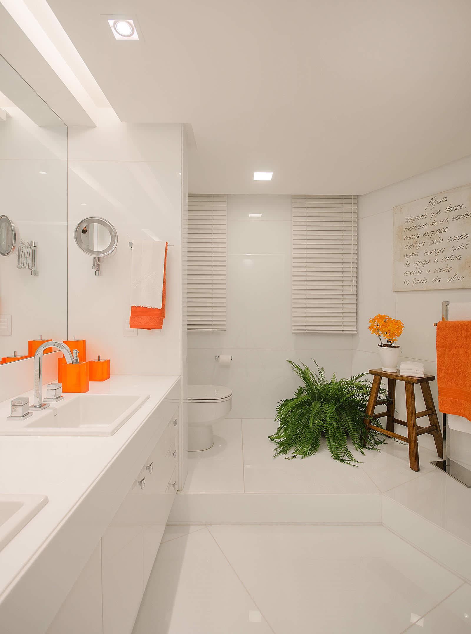 Белая двухуровневая ванная с оранжевыми акцентами