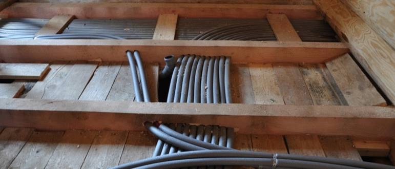 Трубы лучевой системы отопления в деревянных перекрытиях