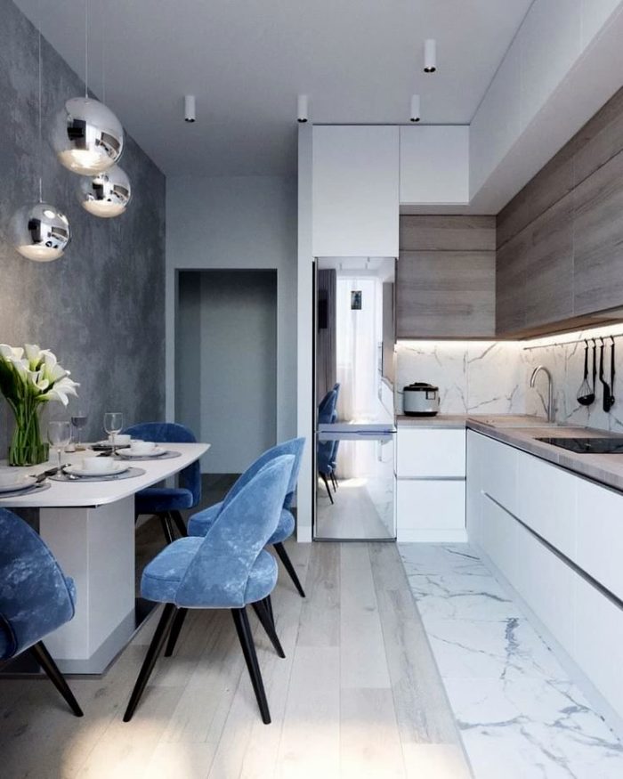 Дизайн современной кухни с хромированным холодильником и светильниками