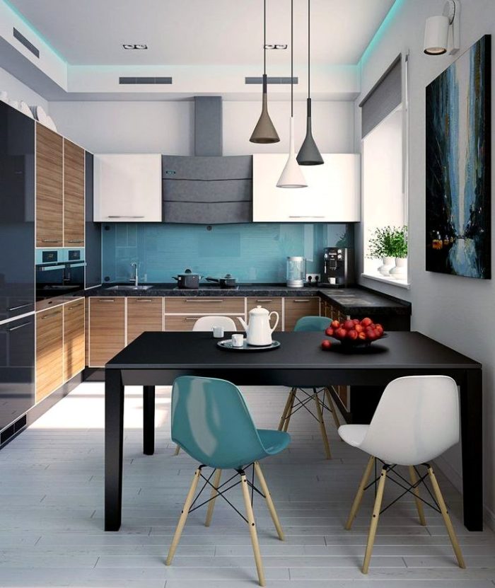 Голубой стул и фартук в современной кухне