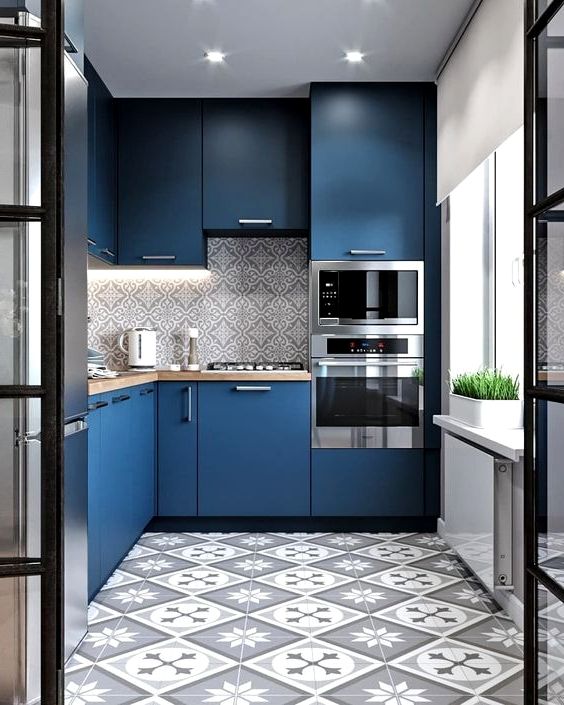 Сочетание серых узоров и тёмно-синего цвета в дизайне кухни