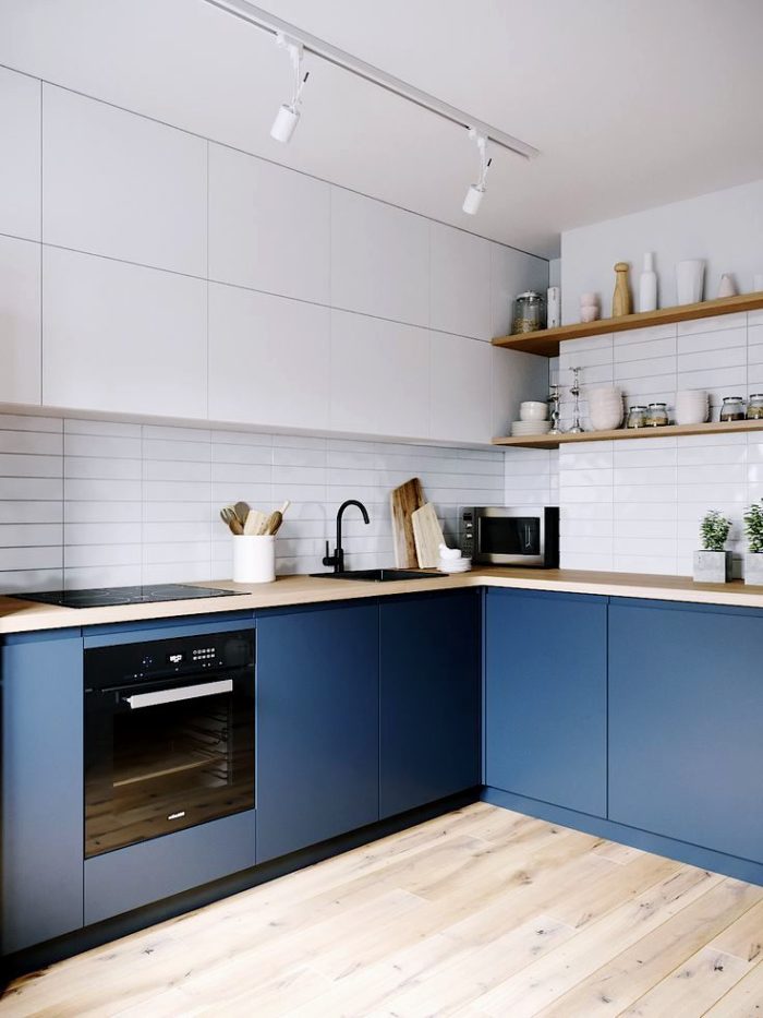 Современный дизайн кухни на 2 стороны в сочетании белого и синего