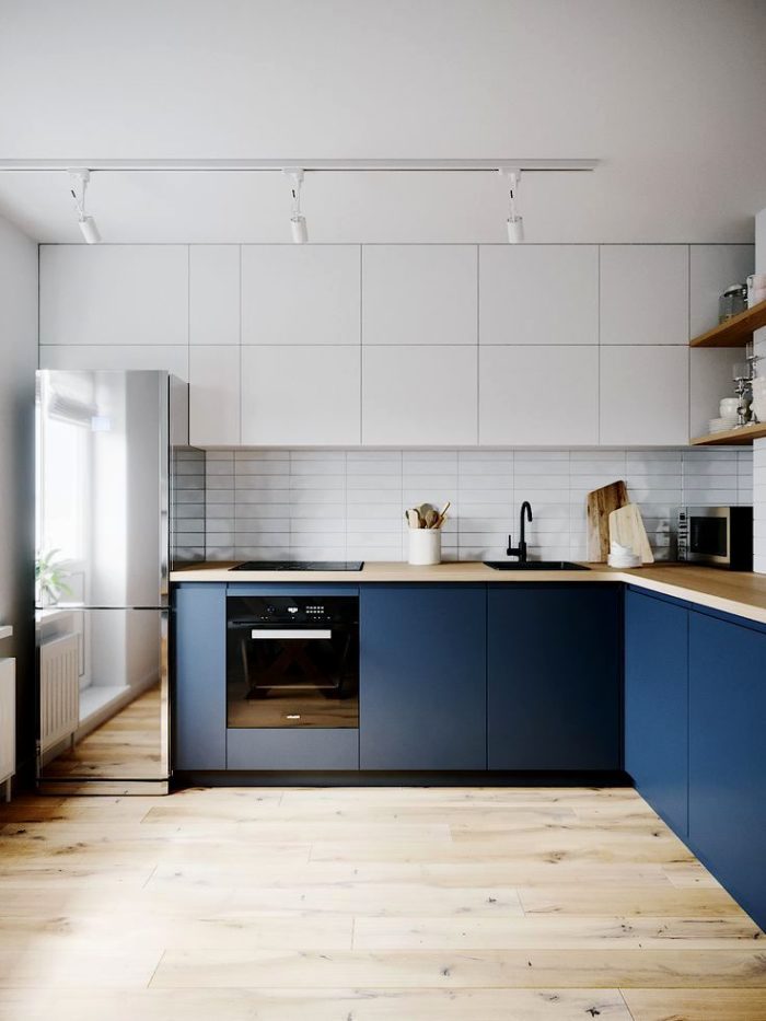 Современный дизайн кухни с синим и белым цветов