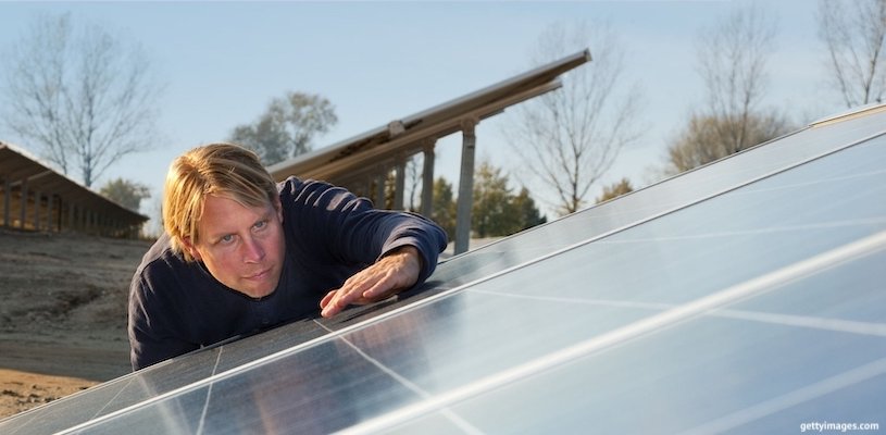 работник изучает солнечные батареи