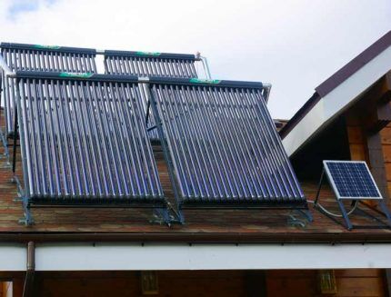 Солнечные коллекторы на крыше частного дома