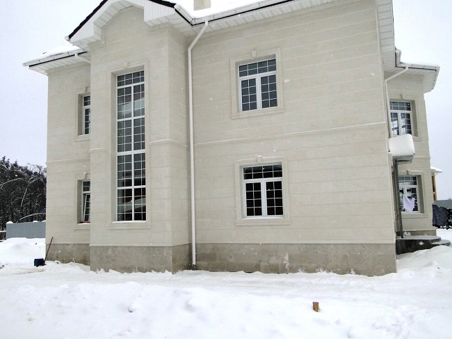фасад дома из белого известняка
