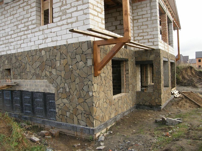 отделка фасада газобетонного дома камнем 