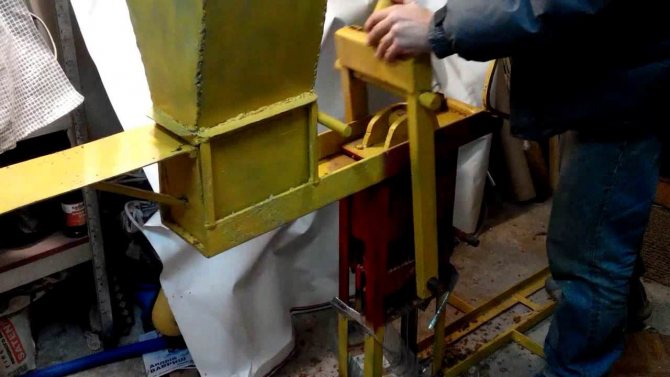 Чтобы получить представление, как можно сделать топливные брикеты своими руками, надо вначале изучить, как их производят в заводских условиях