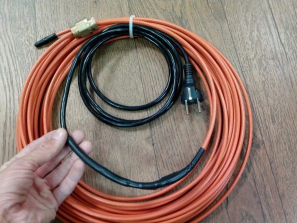 Греющий кабель для водопровода.
