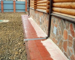 Утепленный стобчатый фундамент деревянного дома