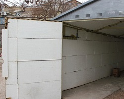 Утепленный пенопластом изнутри гараж