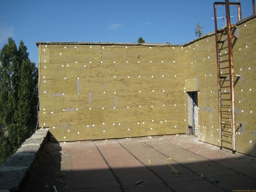 Утепленный минеральной ватой фасад здания