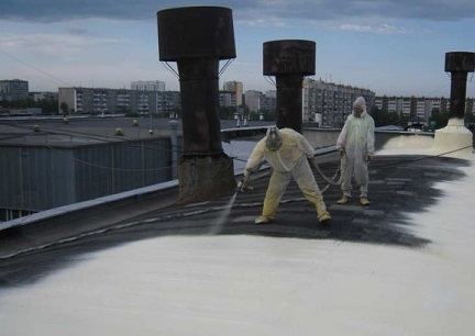 Процесс напыления полиуретана на крышу