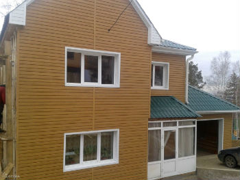 Дом, отделанный деревянным сайдингом