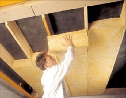 Монтаж рулона минеральной ваты между деревянными лагами на потолке