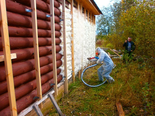 Утепление деревянного дома жидким пеноизолом