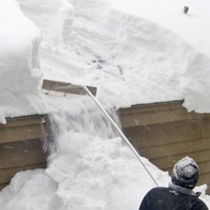 Как убрать снег с крыши